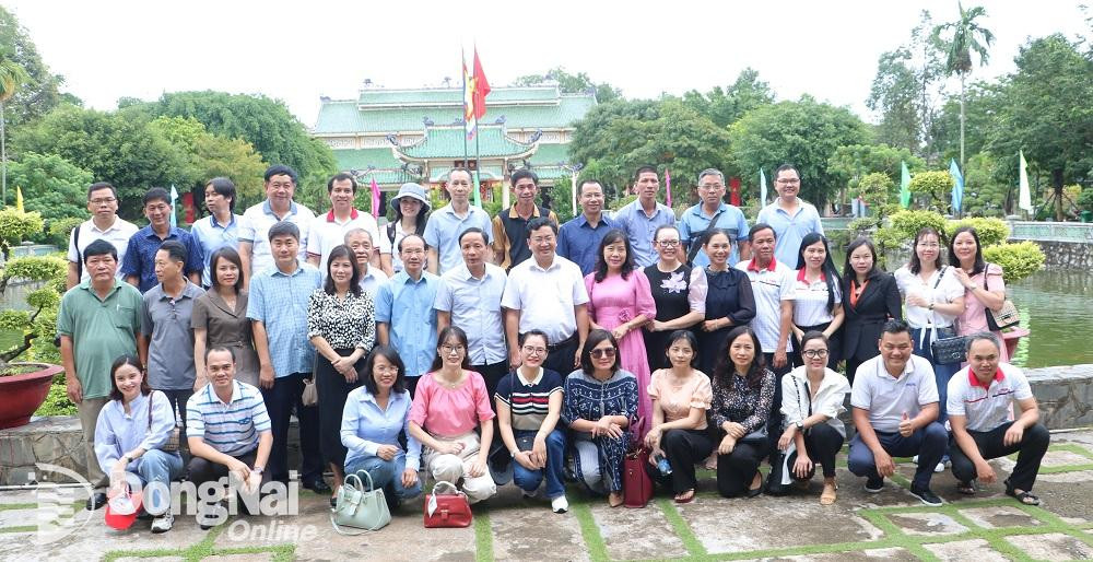 Đoàn đại biểu tham dự Hội thảo Hội thảo báo Đảng miền Đông Nam bộ mở rộng năm 2023 chụp hình lưu niệm tại Văn miếu Trấn Biên. Ảnh: Phạm Tùng