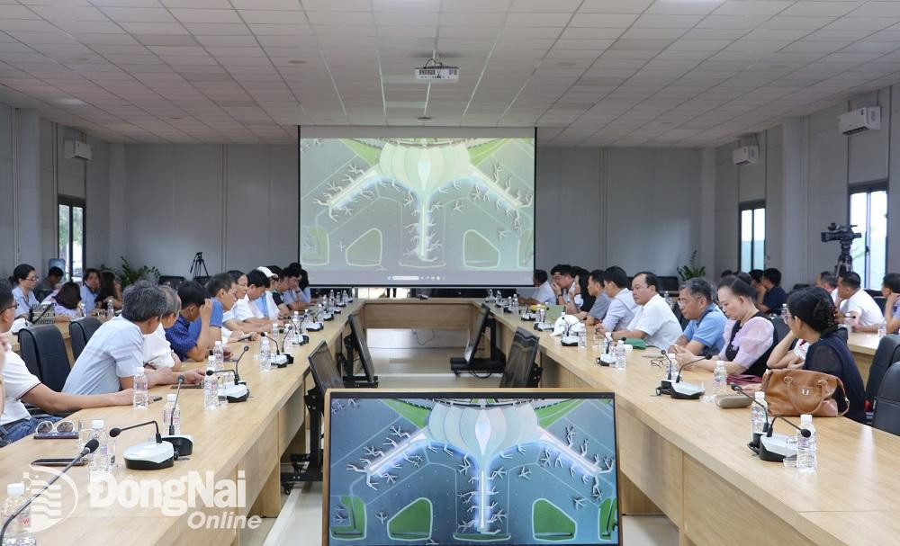 Các đại biểu tham dự hội nghị nghe trình chiếu giới thiệu về quá trình triển khai dự án sân bay Long Thành. Ảnh: Phạm Tùng
