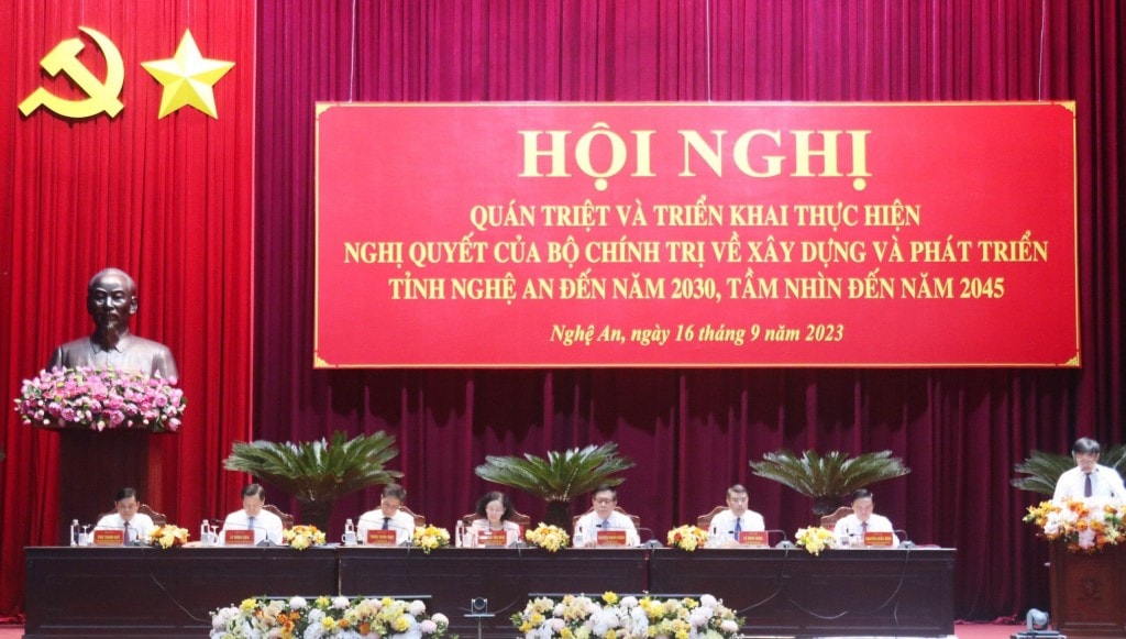 Dự và chủ trì hội nghị tại điểm cầu chính ở Nhà Văn hóa Lao động tỉnh có các đồng chí: Trương Thị Mai - Ủy viên Bộ Chính trị, Thường trực Ban Bí thư, Trưởng Ban Tổ chức Trung ương Đảng; Trần Tuấn Anh – Ủy viên Bộ Chính trị, Trưởng Ban Kinh tế Trung ương; Nguyễn Trọng Nghĩa – Bí thư Trung ương Đảng, Trưởng Ban Tuyên giáo Trung ương; Lê Minh Khái – Bí thư Trung ương Đảng, Phó Thủ tướng Chính phủ; Lê Minh Hưng – Bí thư Trung ương Đảng, Chánh Văn phòng Trung ương Đảng; Nguyễn Khắc Định - Ủy viên Trung ương Đảng, Phó Chủ tịch Quốc hội; Thái Thanh Quý - Ủy viên Trung ương Đảng, Bí thư Tỉnh ủy, Trưởng đoàn ĐBQH tỉnh, Chủ tịch HĐND tỉnh Nghệ An đồng chủ trì hội nghị. Dự và chủ trì hội nghị tại điểm cầu chính ở Nhà Văn hóa Lao động tỉnh có các đồng chí: Trương Thị Mai - Ủy viên Bộ Chính trị, Thường trực Ban Bí thư, Trưởng Ban Tổ chức Trung ương Đảng; Trần Tuấn Anh – Ủy viên Bộ Chính trị, Trưởng Ban Kinh tế Trung ương; Nguyễn Trọng Nghĩa – Bí thư Trung ương Đảng, Trưởng Ban Tuyên giáo Trung ương; Lê Minh Khái – Bí thư Trung ương Đảng, Phó Thủ tướng Chính phủ; Lê Minh Hưng – Bí thư Trung ương Đảng, Chánh Văn phòng Trung ương Đảng; Nguyễn Khắc Định - Ủy viên Trung ương Đảng, Phó Chủ tịch Quốc hội; Thái Thanh Quý - Ủy viên Trung ương Đảng, Bí thư Tỉnh ủy, Trưởng đoàn ĐBQH tỉnh, Chủ tịch HĐND tỉnh Nghệ An đồng chủ trì hội nghị.