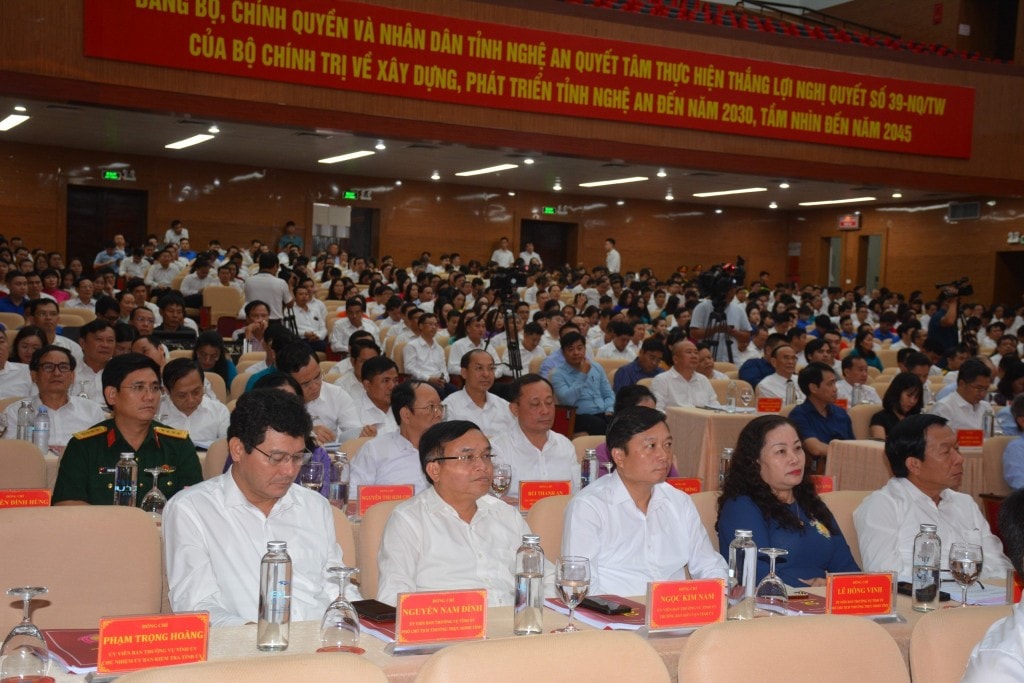 Các đồng chí lãnh đạo tỉnh Nghệ An dự hội nghị tại điểm cầu chính. Các đồng chí lãnh đạo tỉnh Nghệ An dự hội nghị tại điểm cầu chính.