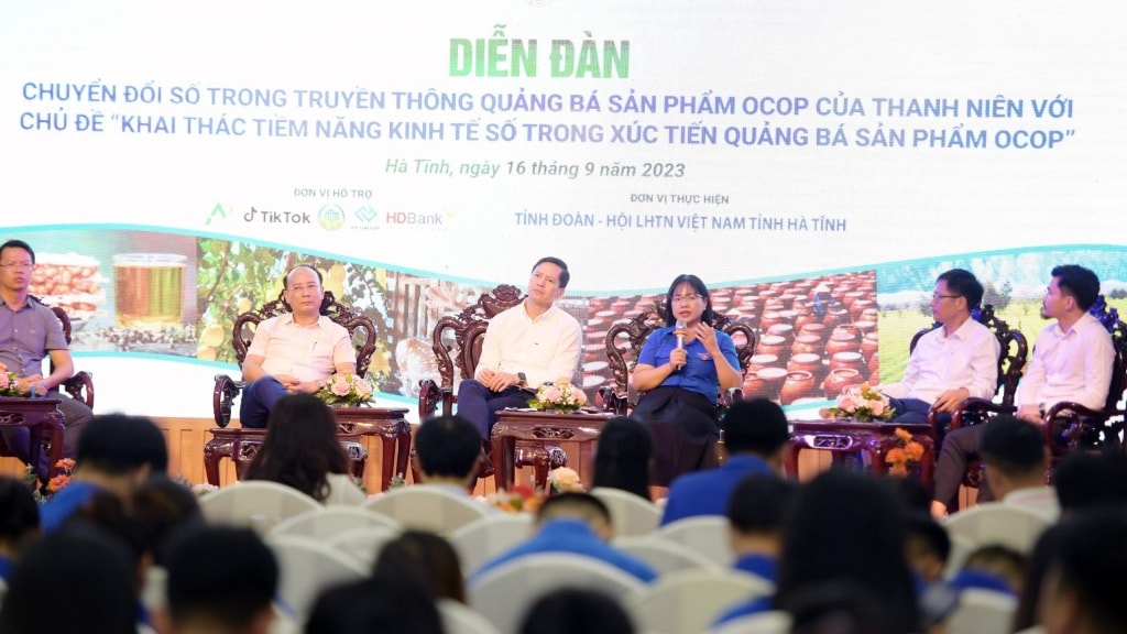 Các diễn giả chia sẻ tại chương trình 