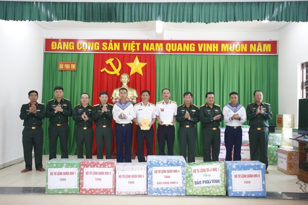 các đơn vị gửi quả tặng Đảo