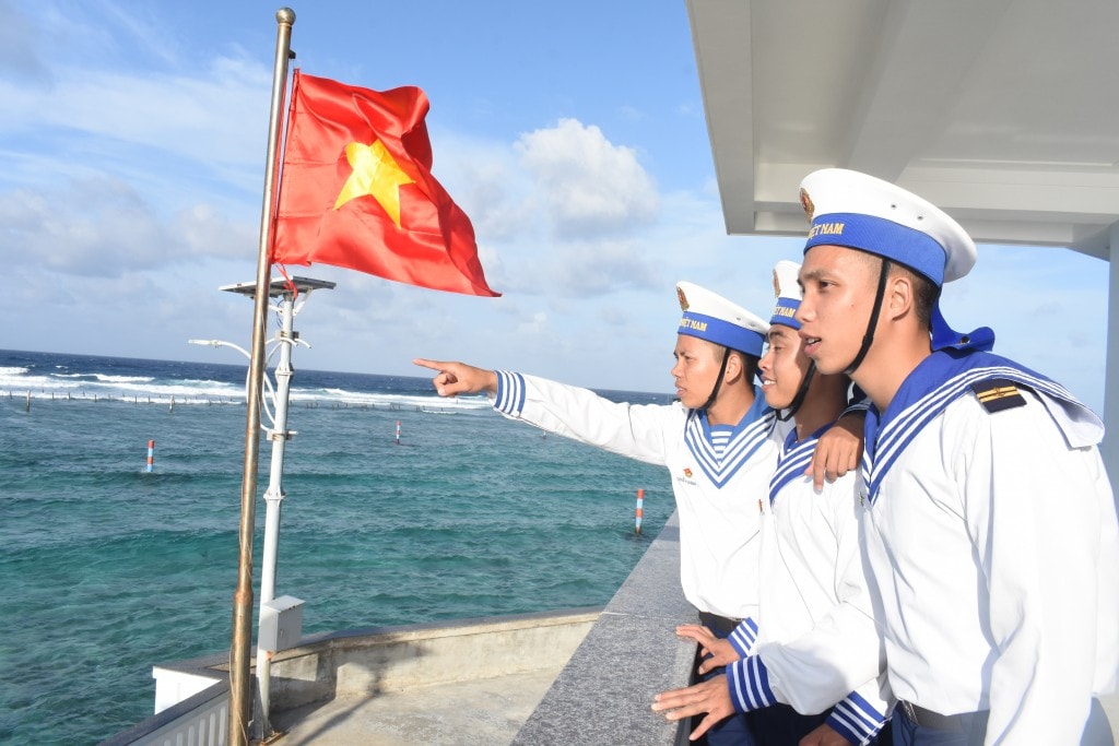 Chờ đoàn công tác đến đảo
