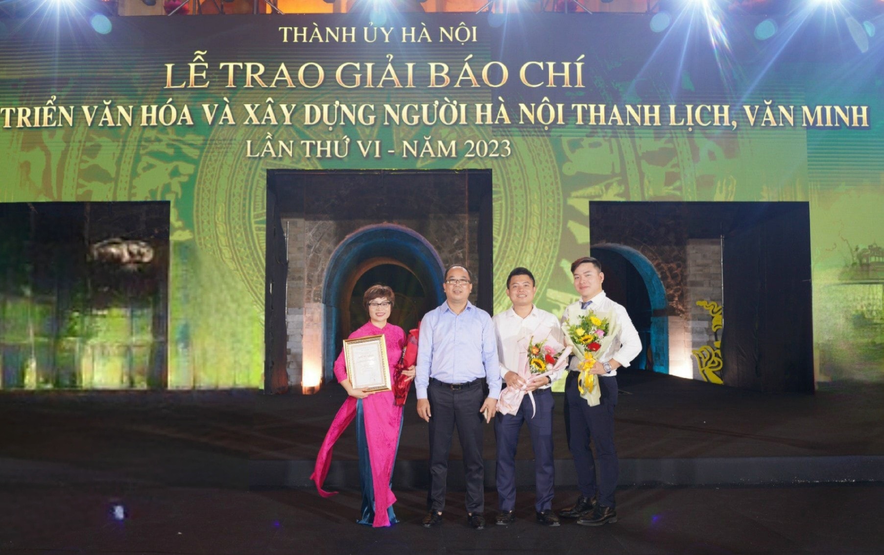 Nhóm tác giả báo Tuổi trẻ Thủ đô đoạt giải C