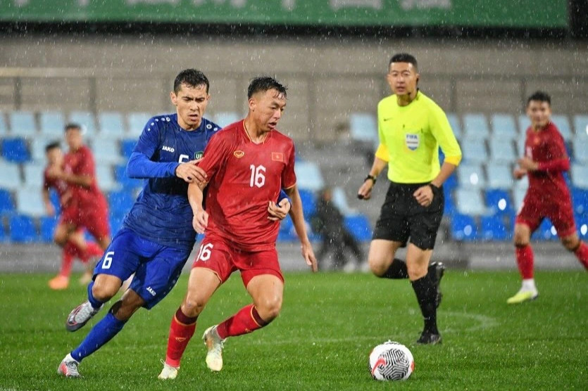 Không tung nổi một cú sút, đội tuyển Việt Nam thua toàn diện Uzbekistan - 1