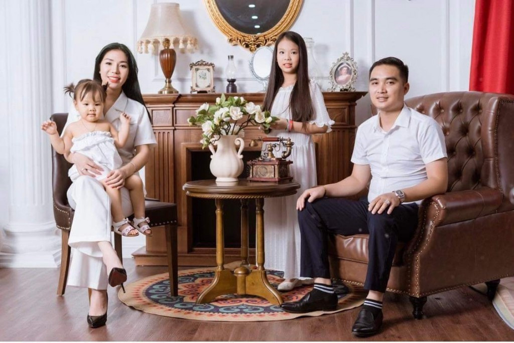 Diễn viên Phan Thu Hằng và gia đình của mình Diễn viên Phan Thu Hằng và gia đình của mình