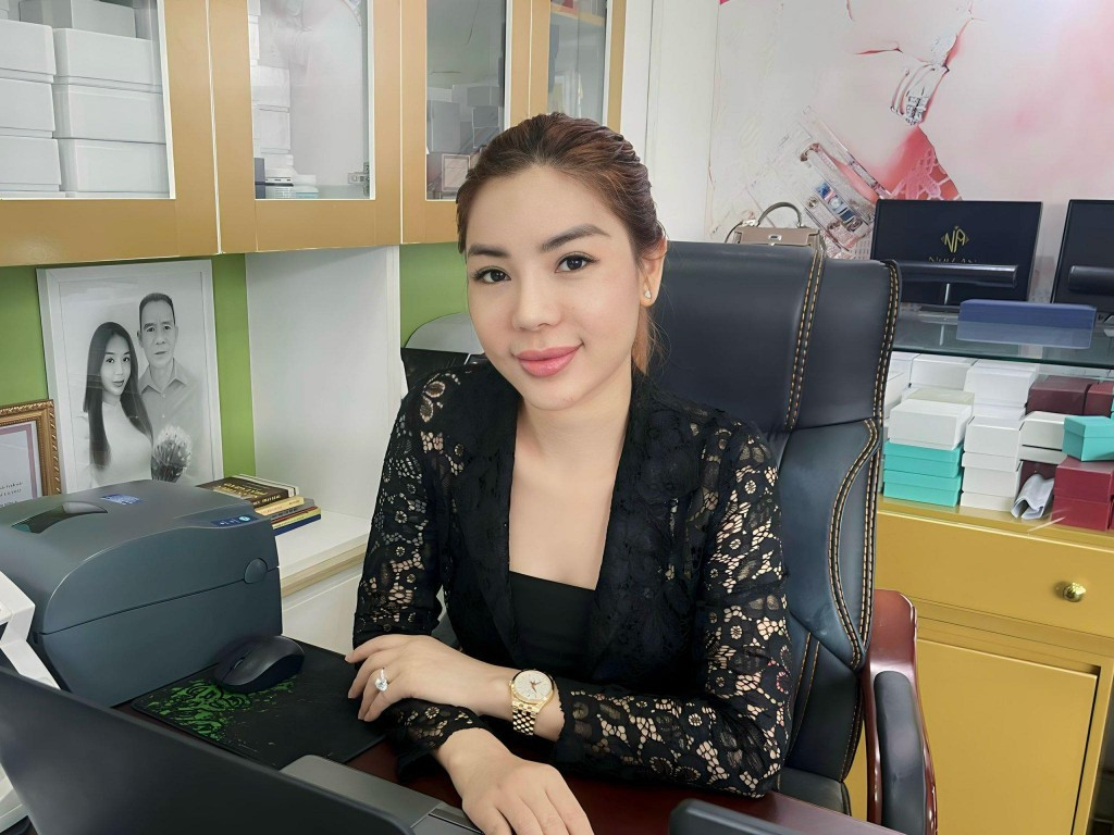 Phan Thu Hằng nối nghề thiết kế trang sức của gia đình Phan Thu Hằng nối nghề thiết kế trang sức của gia đình