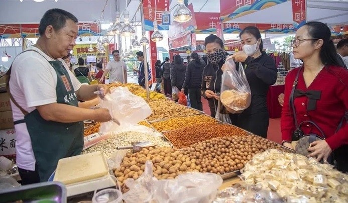 Hội chợ có quy mô trên 400 gian hàng, trong đó trên 300 gian hàng của các DN Việt Nam, 100 gian hàng của các DN Trung Quốc. Hội chợ có quy mô trên 400 gian hàng, trong đó trên 300 gian hàng của các DN Việt Nam, 100 gian hàng của các DN Trung Quốc.