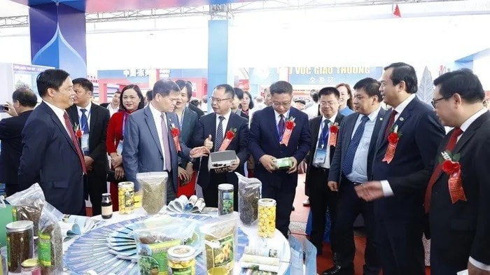 Đây cũng là ngày hội để cho nhân dân 2 bên biên giới giao lưu, tham quan các gian hàng của 2 tỉnh. Đây cũng là ngày hội để cho nhân dân 2 bên biên giới giao lưu, tham quan các gian hàng của 2 tỉnh.