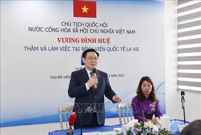 news.vnanet.vn-data-articles-2023-12-06-7115929-_vna_potal_chu_tich_quoc_hoi_vuong_dinh_hue_den_tham_benh_vien_quoc_te_la_vie_stand.jpg