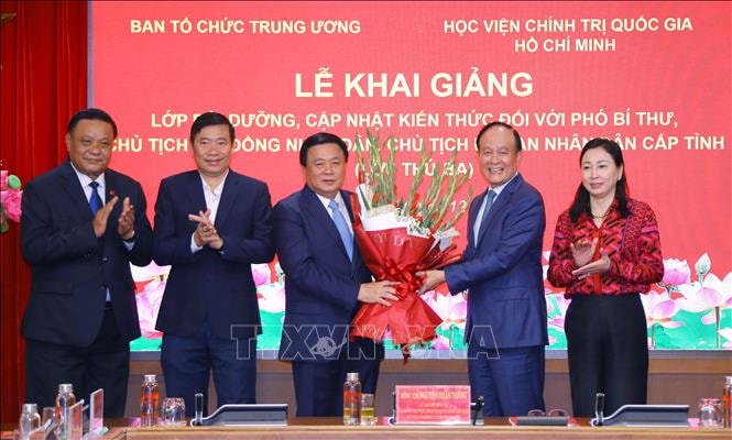 vnanet.vn-data-articles-2023-12-11-7123388-_vna_potal_khai_giang_lop_boi_duong_cap_nhat_kien_thuc_doi_voi_pho_bi_thu_chu_tich_hdnd_chu_tich_und_tinh_thanh_pho_truc_thuoc_trung_uong_lop_thu_stand.jpg