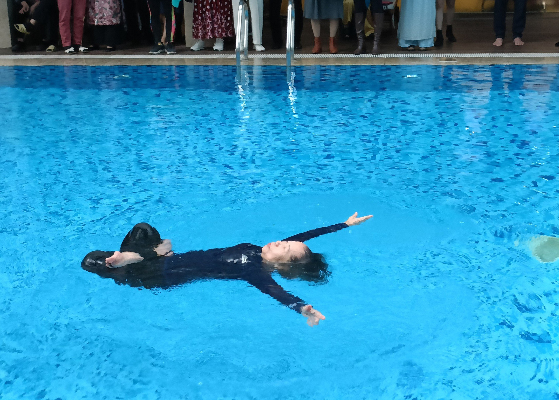 Cụ bà U80 Hà Nội lập kỷ lục biểu diễn yoga dưới nước gây sốt - 1