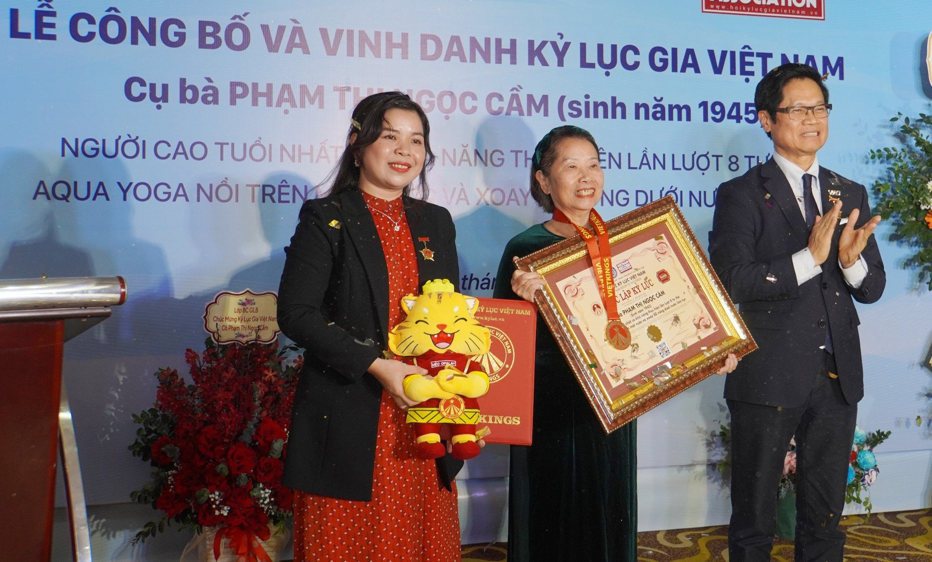Cụ bà U80 Hà Nội lập kỷ lục biểu diễn yoga dưới nước gây sốt - 3