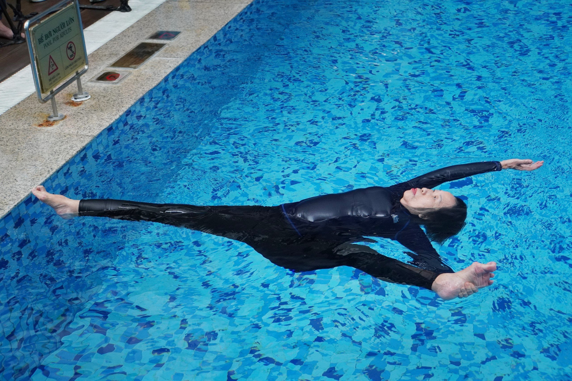 Cụ bà U80 Hà Nội lập kỷ lục biểu diễn yoga dưới nước gây sốt - 2
