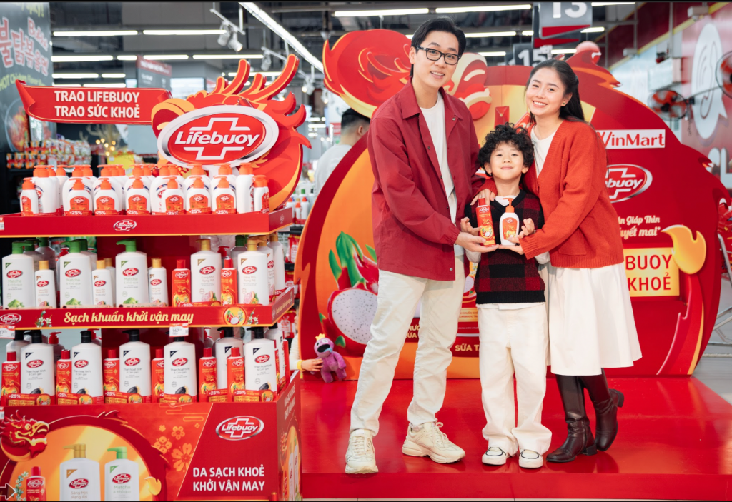 Gia đình nhà Đậu tại sự kiện ra mắt sản phẩm mới của Lifebuoy ở WinMart Times City Gia đình nhà Đậu tại sự kiện ra mắt sản phẩm mới của Lifebuoy ở WinMart Times City