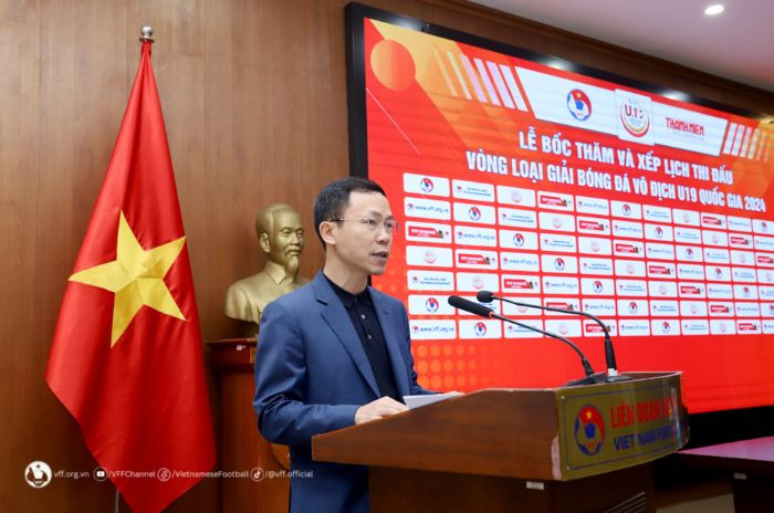 Ông Nguyễn Minh Châu – Phó Tổng thư ký VFF, đồng Trưởng Ban tổ chức phát biểu tại lễ bốc thăm lịch thi đấu vòng loại U19 QUốc gia 2024. Ảnh: VFF