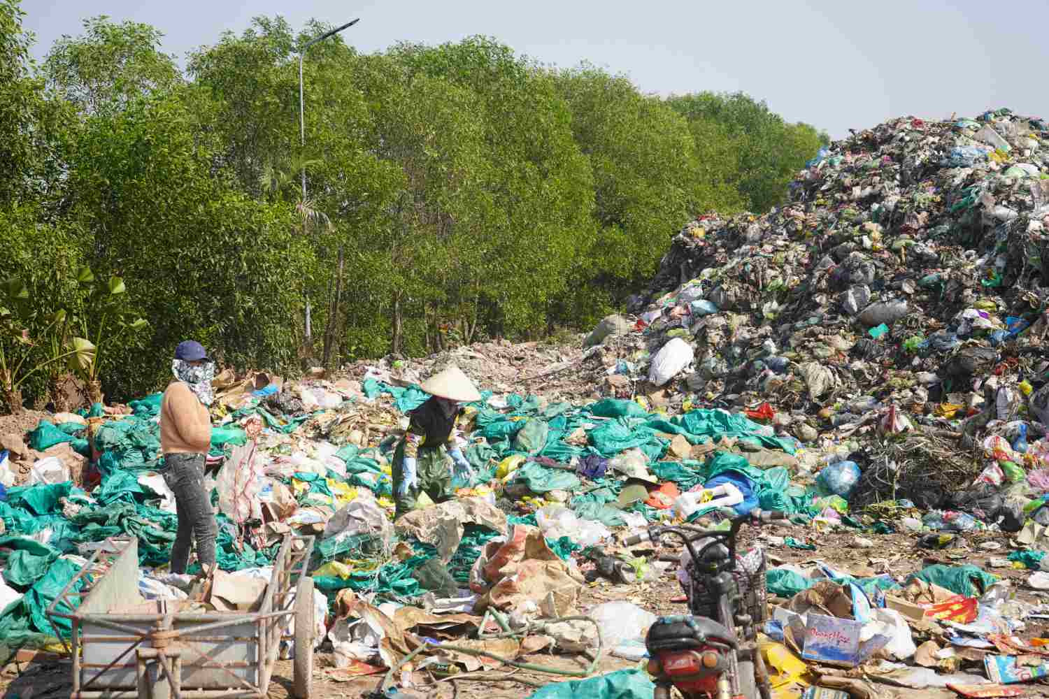 Bãi rác thuộc Nhà máy xử lý rác thải Công ty Cổ phần Thương mại du lịch Thành Vinh nằm trên tuyến đê giáp sông Thái Bình, thuộc địa bàn thôn Bắc Phong, xã Kiến Thiết. 
