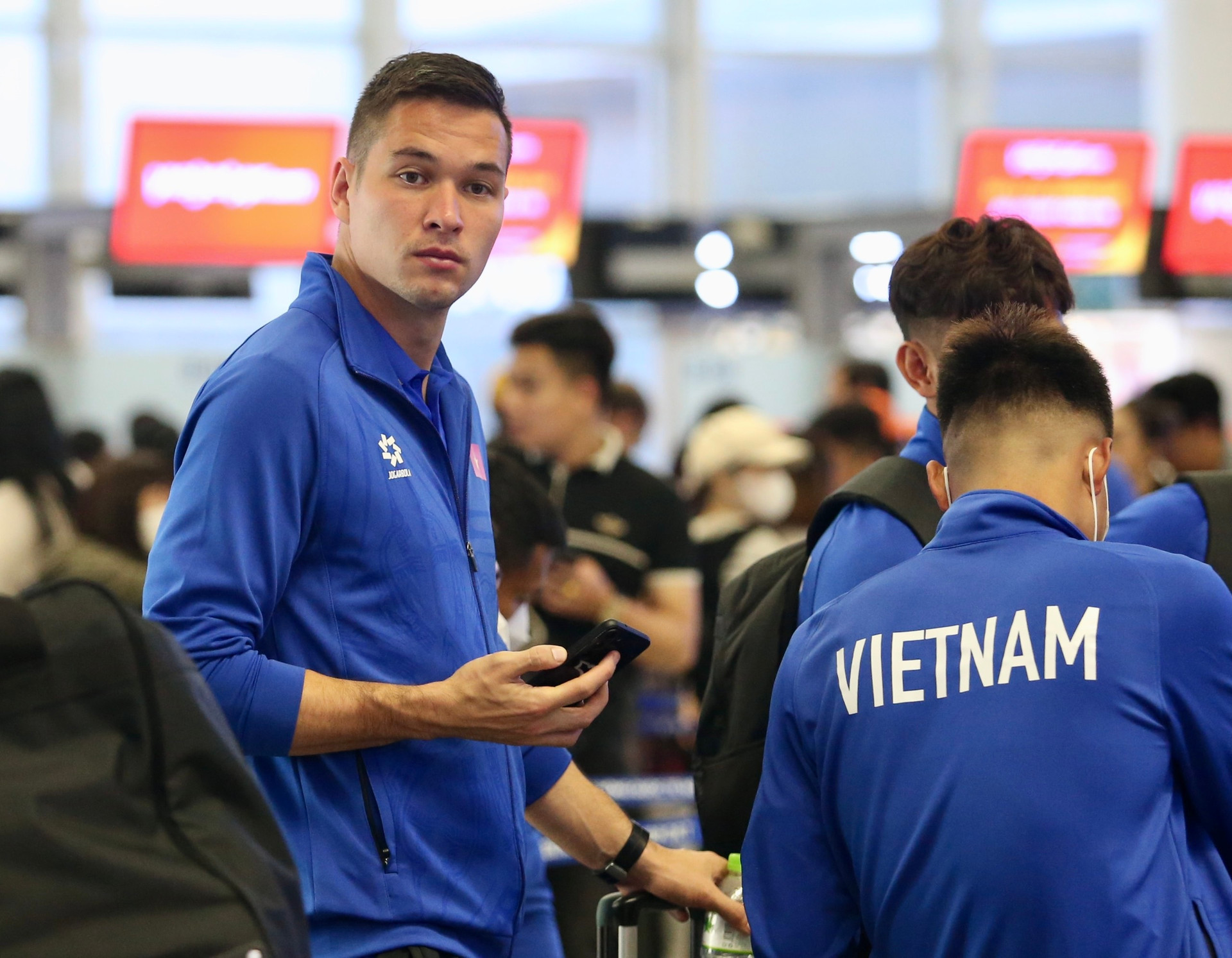 Tuyển Việt Nam lên đường tới Qatar dự Asian Cup 2023 - 9