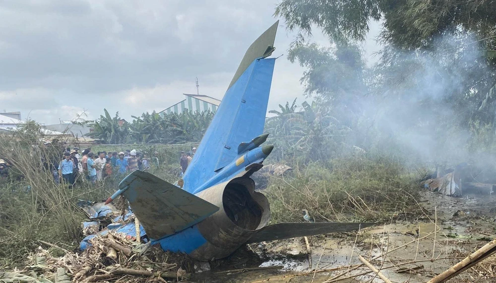Hiện trường vụ máy bay huấn luyện quân sự rơi tại Điện Bàn (Quảng Nam), trưa 9/1/2024. (Ảnh: Trần Tĩnh/TTXVN)