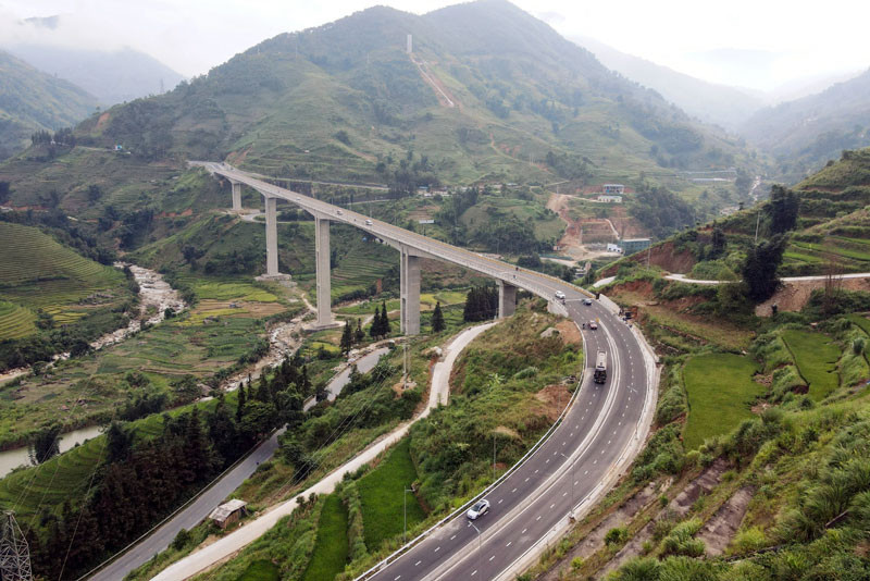 Cầu Móng Sến là cầu cạn cao nhất Việt Nam cắt qua khúc cua ba tầng hiểm trở trên QL4D. Ảnh: B.N