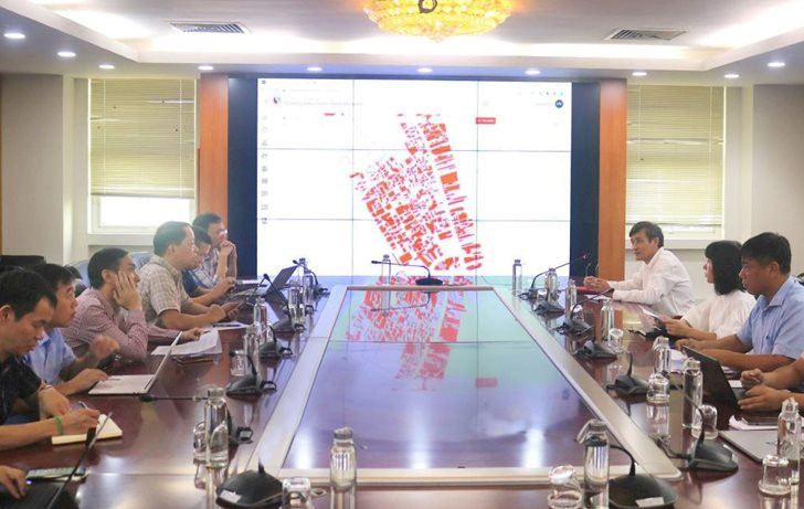 Quang cảnh buổi làm việc giữa Bộ Tài nguyên và Môi trường với các đơn vị liên quan tại Hà Nội về tình hình triển khai thí điểm làm giàu, làm sạch dữ liệu đất đai, thông tin nhà ở trong cơ sở dữ liệu đất đai quốc gia.