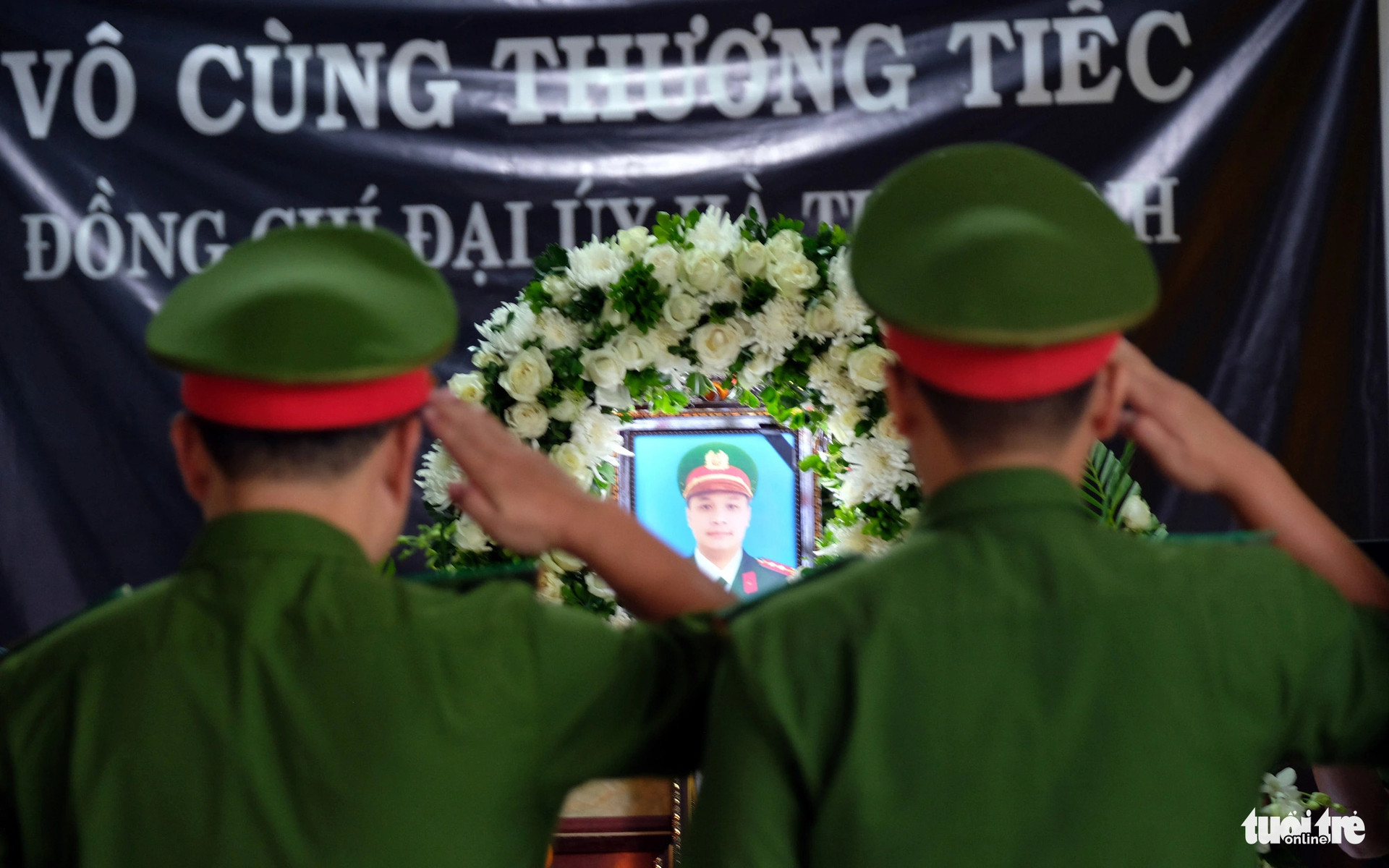 Đồng đội tiễn đưa các liệt sĩ hy sinh trong vụ khủng bố - Ảnh: MAI VINH