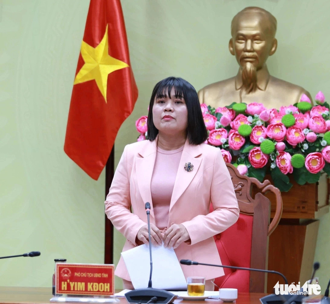 Bà H'Yim Kđoh - phó chủ tịch UBND tỉnh Đắk Lắk - công bố một số nội dung liên quan đến phiên tòa xét xử vụ khủng bố tại huyện Cư Kuin ngày 11-6-2023 - Ảnh: TRUNG TÂN