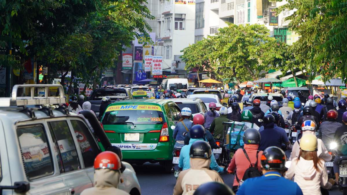 Lượng phương tiện tham gia giao thông trên đường Bạch Đằng hướng vào sân bay Tân Sơn Nhất trong sáng 16.1.
