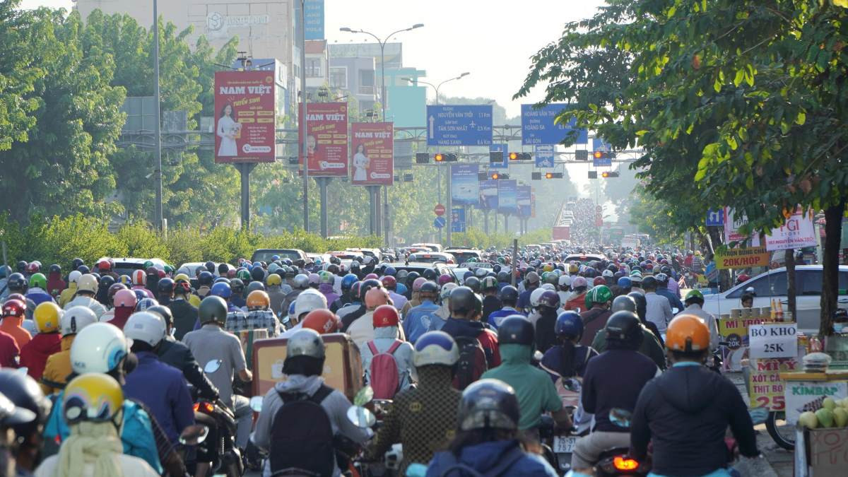 Ghi nhận của Lao Động, sáng 16.1 tại đường Cộng Hòa (quận Tân Bình) ở cả 2 chiều đều đang xảy ra tình trạng ùn ứ nghiêm trọng. Các phương tiện xếp ken kín mặt đường kéo dài trên mặt đường.