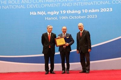 GSTS BS Nguyễn Duy Cương (ở giữa) vinh dự nhận Danh hiệu cao quý do Liên hiệp các Hội UNESCO Việt Nam trao tặng