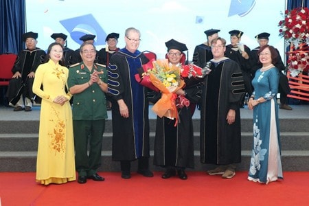 Ông Nguyễn Duy Cương trong ngày vui nhận tấm bằng Giáo sư Tiến sĩ