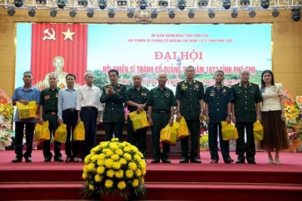 Lãnh đạo Cửa Sổ Vàng trao quà cho các chiến sĩ Thành cổ Quảng Trị