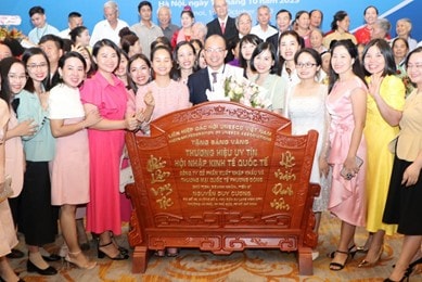 TS Nguyễn Duy Cương và Bảng vàng chứng nhận Thương hiệu Hội nhập quốc tế châu Á Thái Bình Dương dành cho Người phát minh cửa sổ Vàng