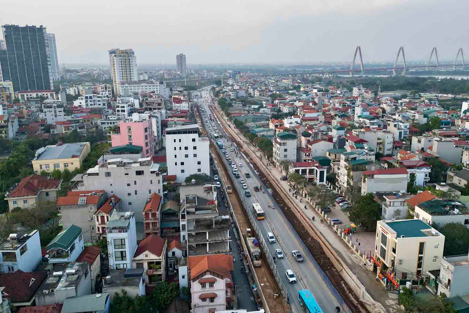 Cách đó khoảng, Dự án mở rộng đường Âu Cơ - Nghi Tàm đoạn từ nút giao khách sạn Thắng Lợi đến nút giao cầu Nhật Tân cũng là một trong những dự án trọng điểm chống ùn tắc của TP Hà Nội.