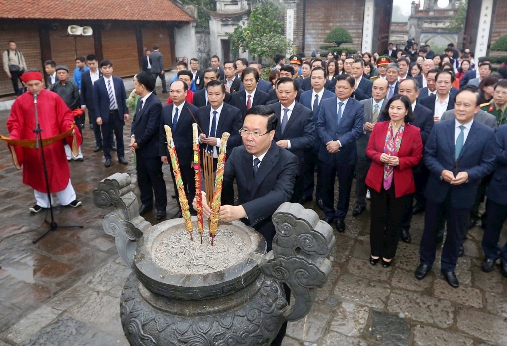 Chủ tịch nước Võ Văn Thưởng thăm, động viên cán bộ và nhân dân huyện Đông Anh