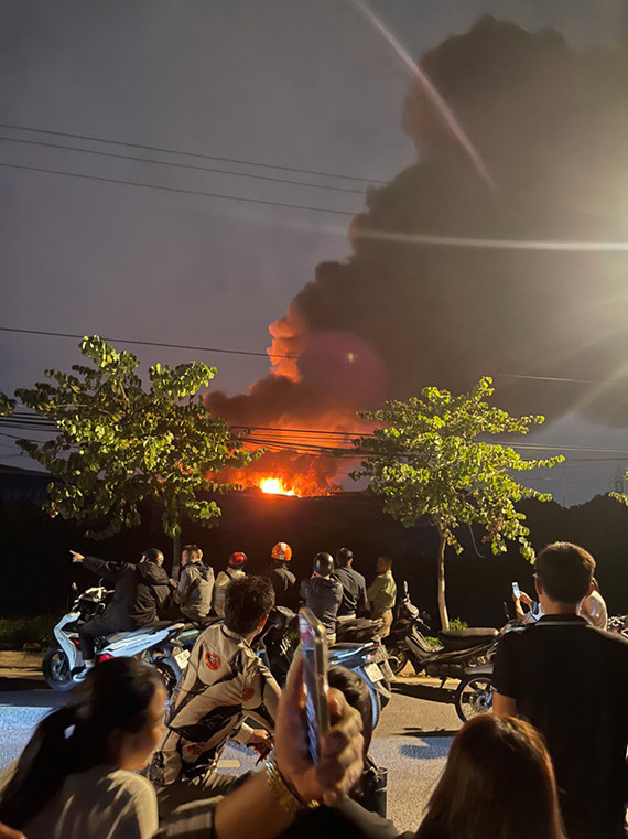Vụ cháy thu hút đông người dân theo dõi. Ảnh: Nguyễn Dũng