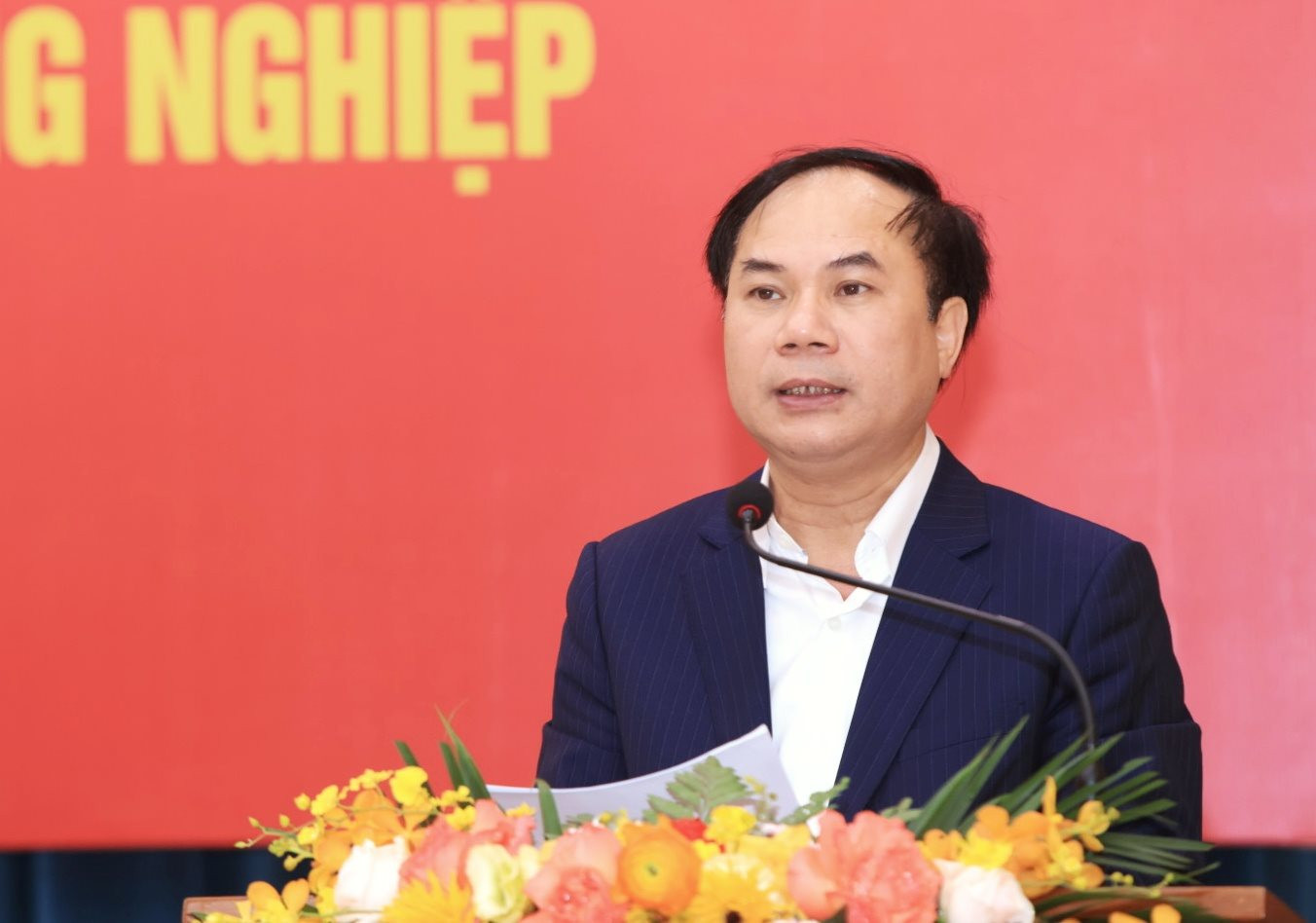 Thứ trưởng Bộ Xây dựng Nguyễn Văn Sinh báo cáo kết quả thực hiện Đề án.