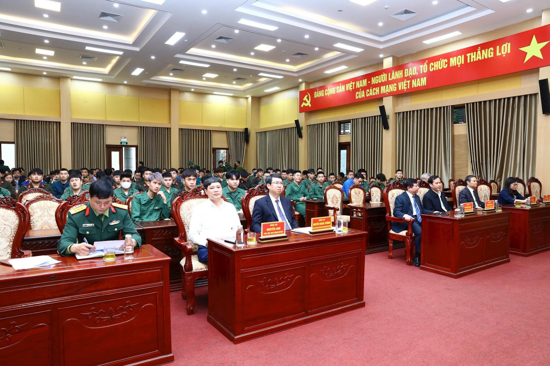 Các đại biểu, công dân tham gia nghĩa vụ Quân đội, Công an năm 2024 dự buổigặp mặt.