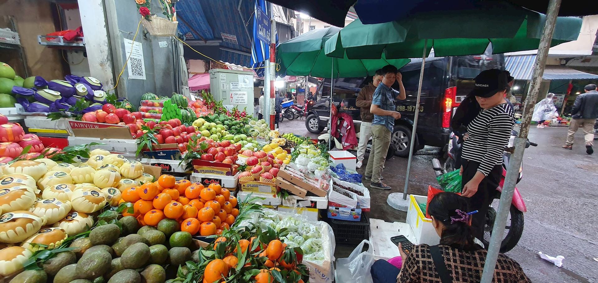 Thị trường trái cây dịp rằm tháng Giêng gần như về giá ngày thường. Ảnh: Lam Giang
