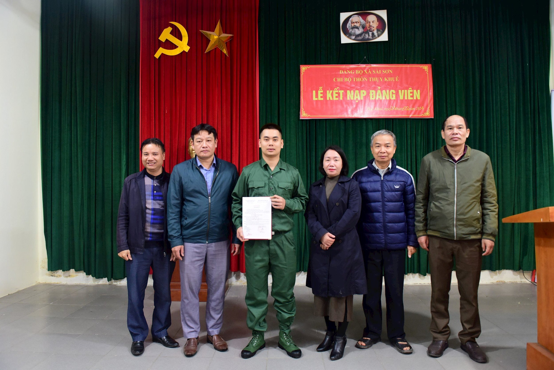 Chi bộ thôn Thụy Khuê, Đảng bộ xã Sài Sơn trao quyết định kết nạp cho đảng viên Nguyễn Quốc Cường.