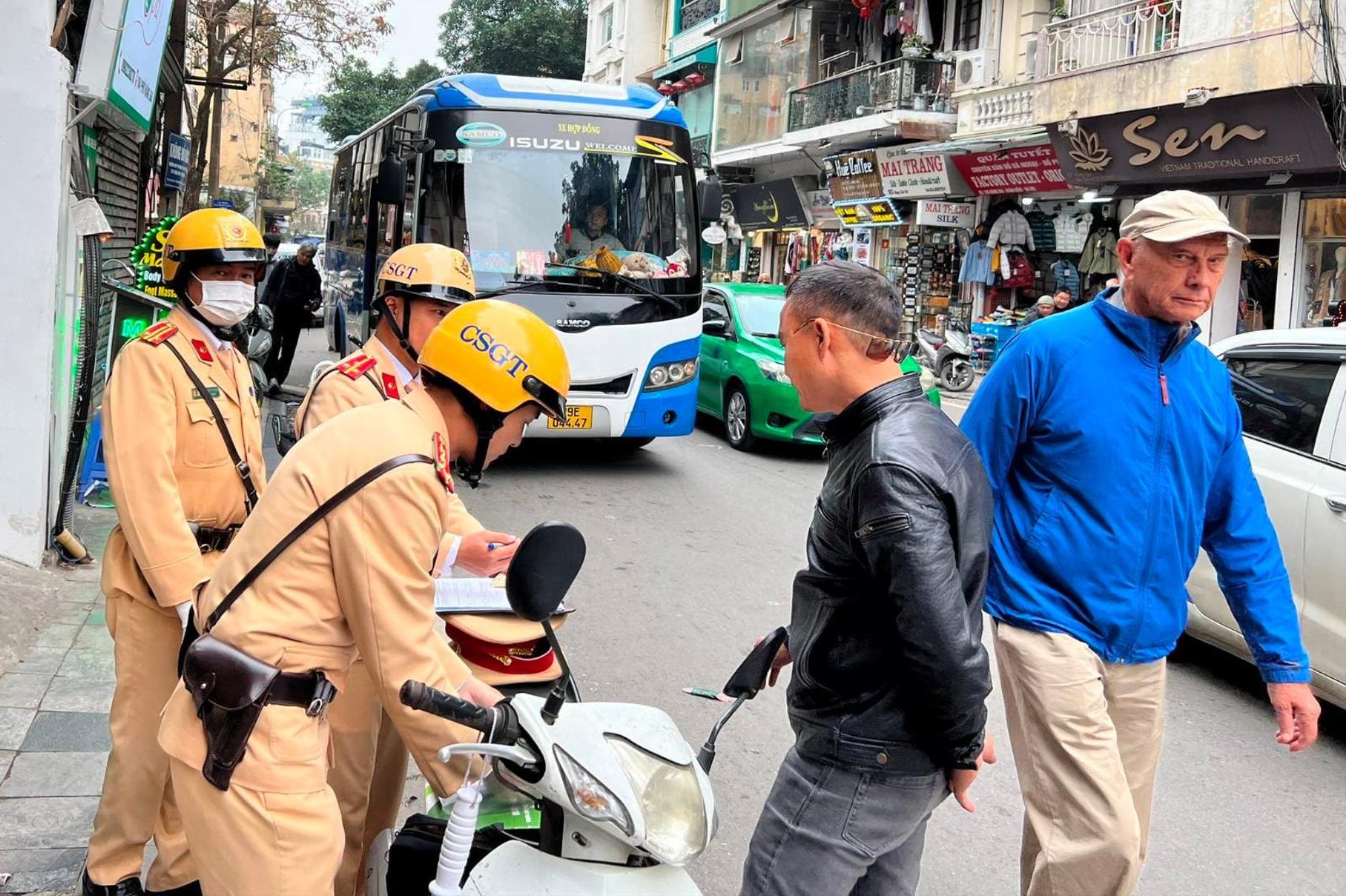 Xử nghiêm xe khách đón, trả khách và xe ba gác hoạt động trong phố cổ