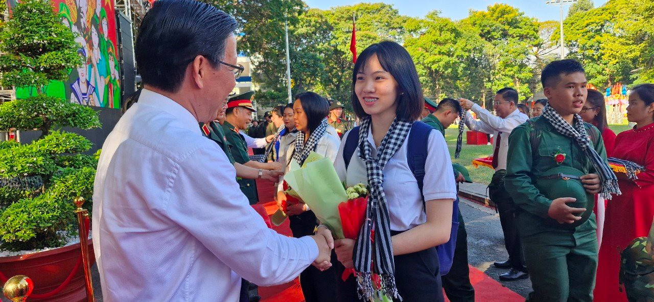 Chủ tịch UBND thành phố Hồ Chí Minh Phan Văn Mãi chúc mừng tân binh nữ lên đường nhập ngũ.