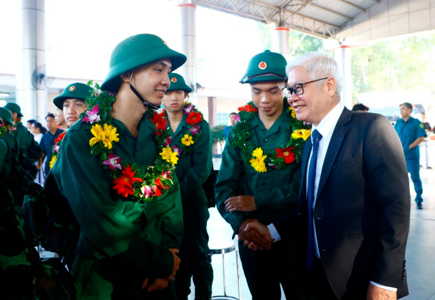 Bí thư Tỉnh uỷ tỉnh Bình Dương Nguyễn Văn Lợi động viên các tân binh trước giờ lên đường nhập ngũ.
