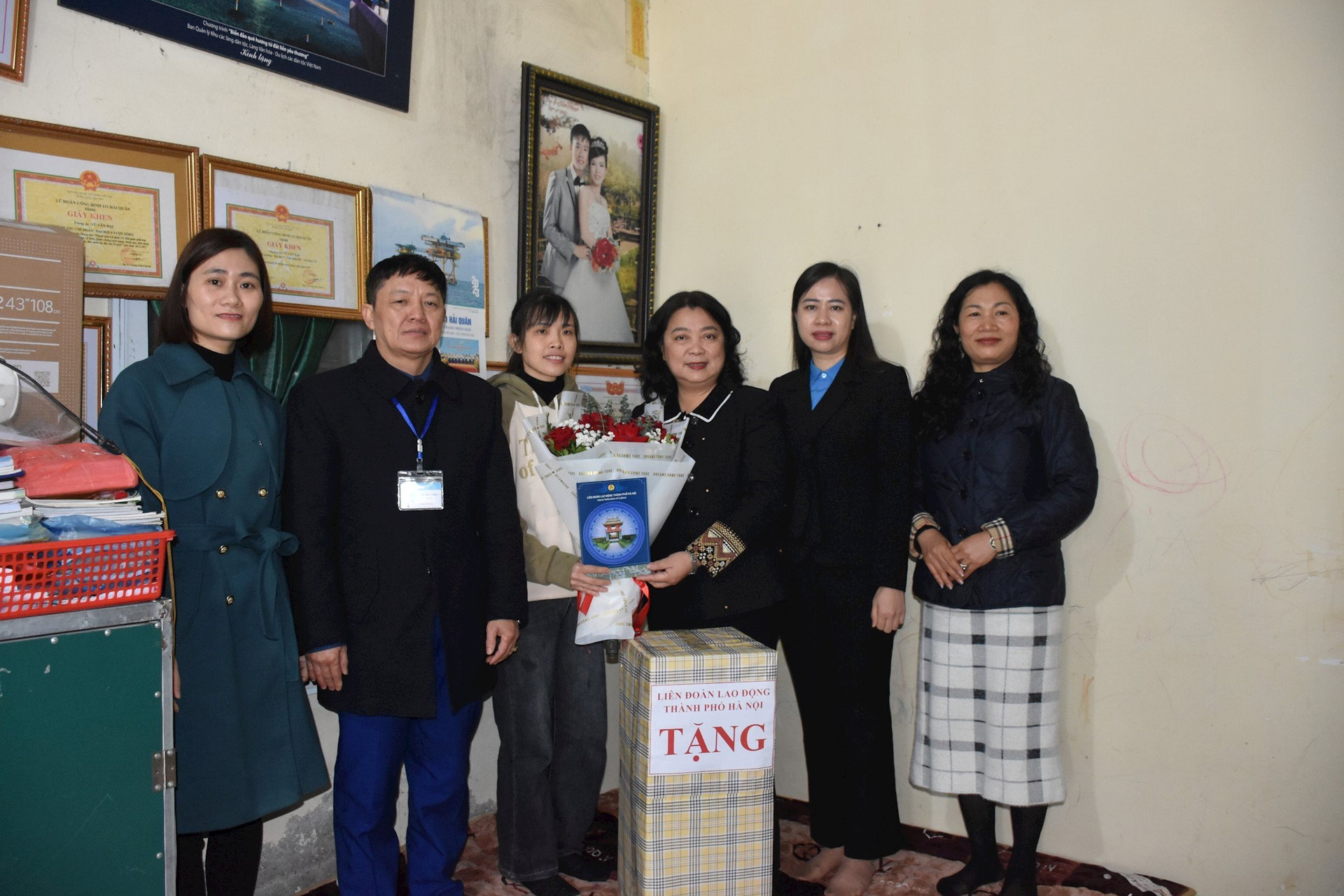 2. Đoàn viên Phùng Thị Ánh Nguyệt - đoàn viên Công đoàn Trường THCS Yên Sơn nhận món quà ý nghĩa từ tổ chức Công đoàn