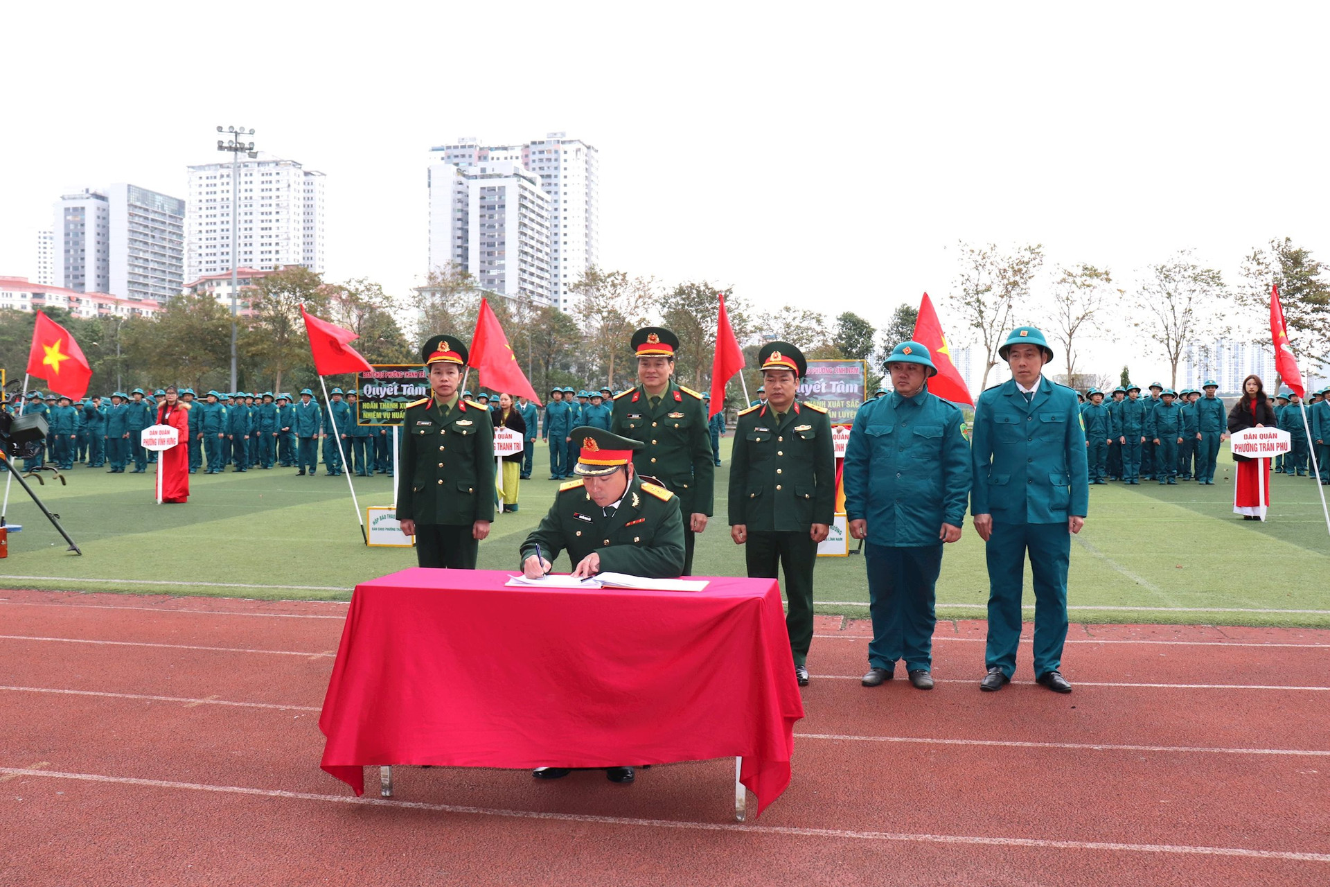 Các đơn vị ký giao ước thi đua tại lễ ra quân huấn luyện.