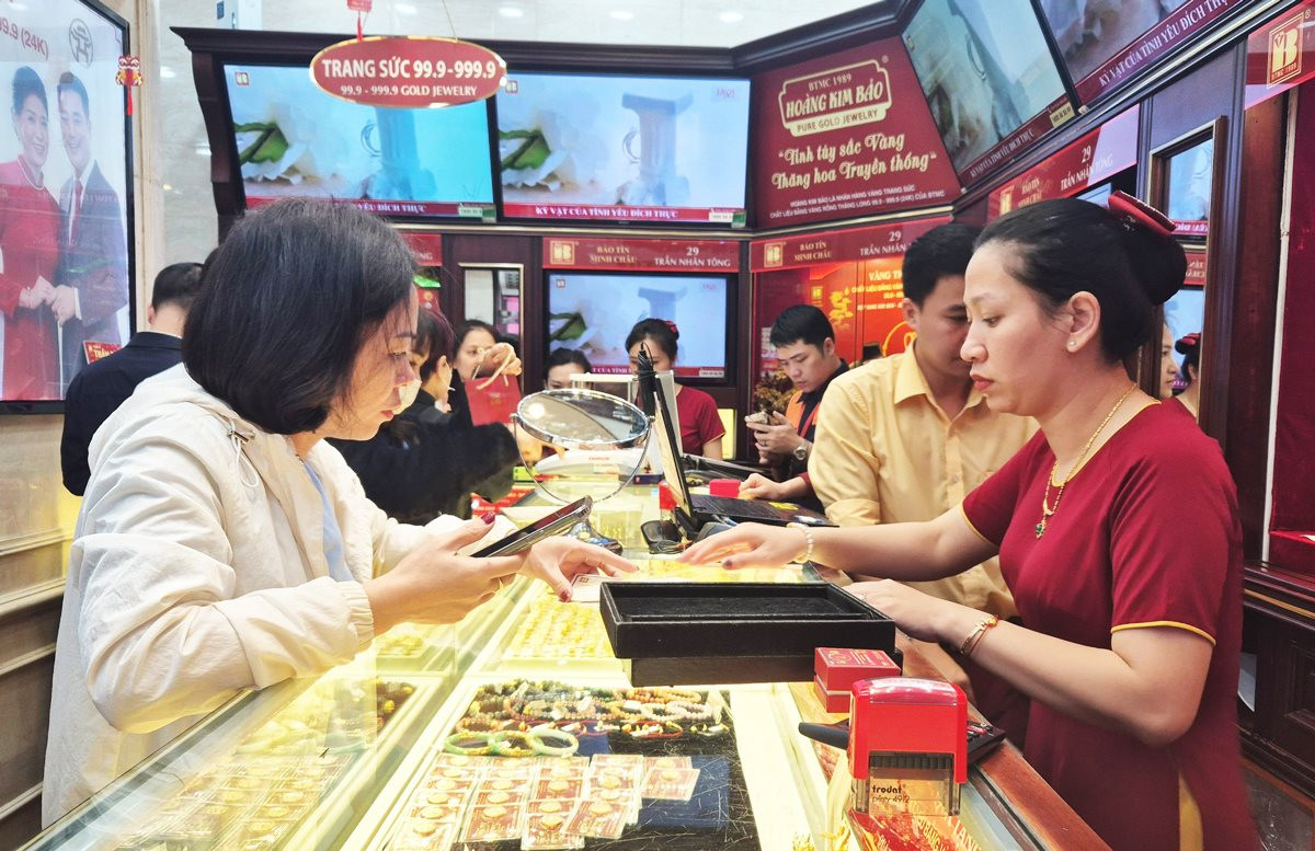Người dân giao dịch tại cửa hàng vàng của Công ty TNHH Bảo Tín Minh Châu (quận Hai Bà Trưng).