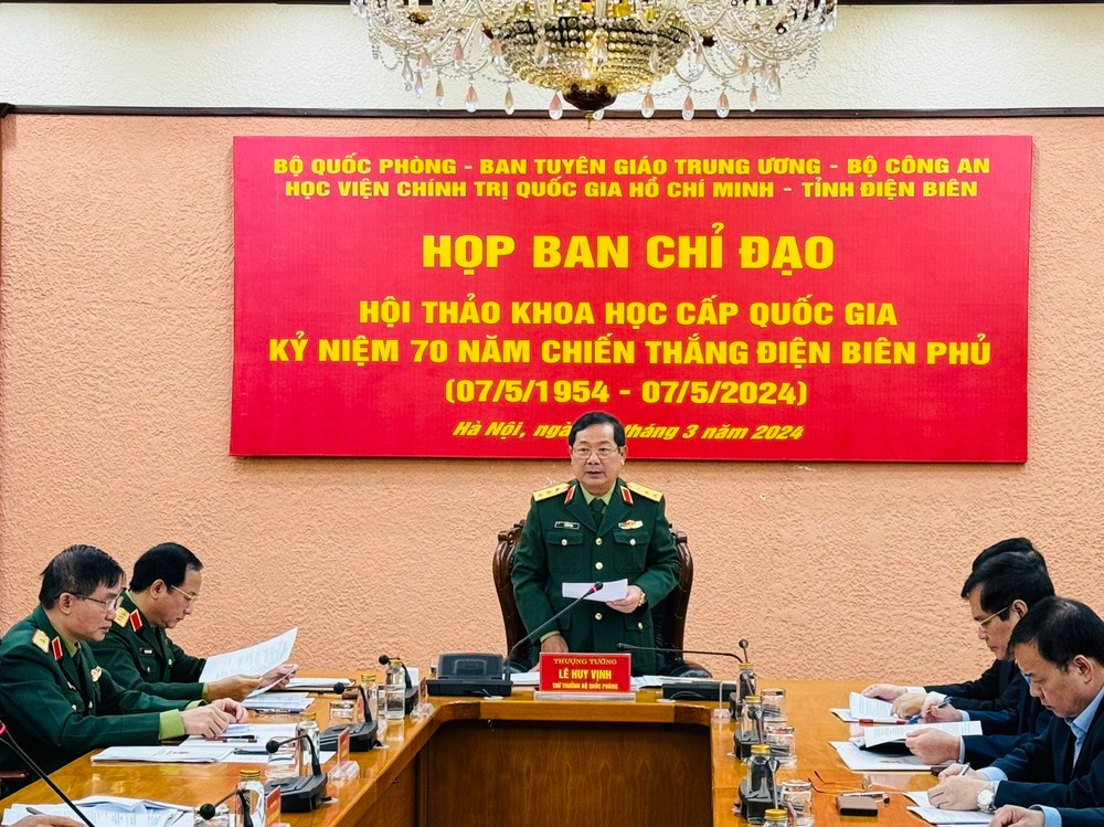 Thượng tướng, Tiến sỹ Lê Huy Vịnh, Thứ trưởng Bộ Quốc phòng chủ trì cuộc họp của Ban Chỉ đạo Hội thảo. (Ảnh: PV/Vietnam+)