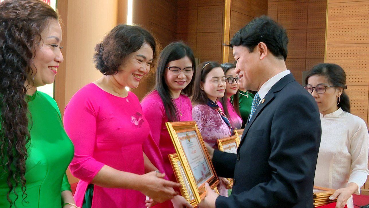 Phó Chủ tịch UBND huyện Gia Lâm Trương Văn Học trao khen thưởng cho các tập thể, cá nhân