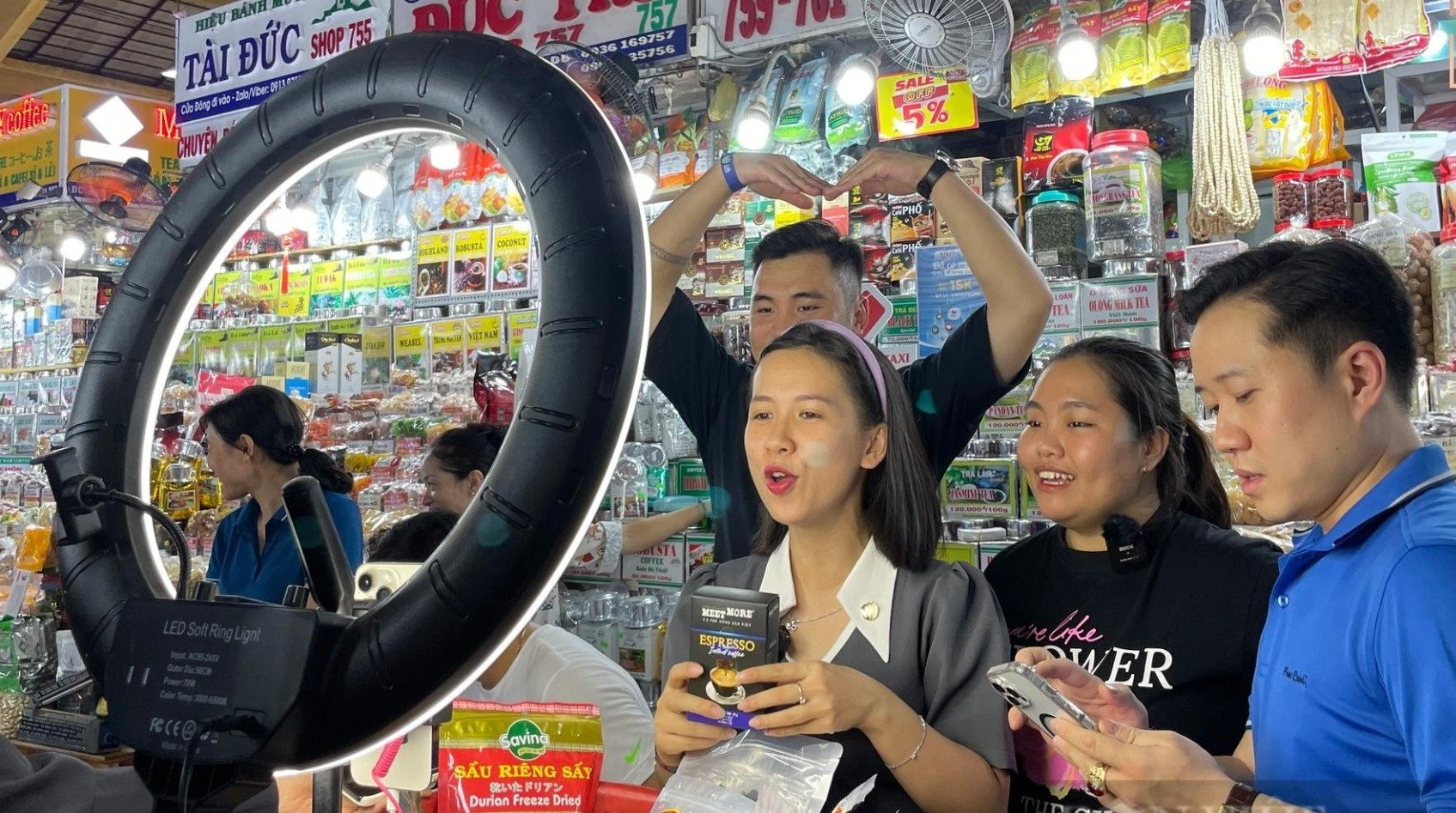 Tiểu thương chợ Bến Thành sôi nỏi tham gia bán hàng trực tuyến bằng hình thức livetream