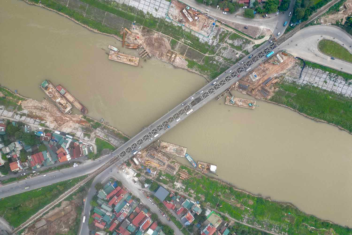 Cầu đường sắt và đường dẫn dài một km theo lý trình đường sắt hiện hữu, cách cầu Đuống cũ về phía thượng lưu khoảng 16,5 m, trùng vị trí đầu tư xây dựng đường sắt đô thị Hà Nội tuyến số 1. 